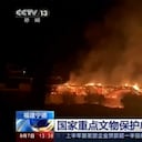 En esta imagen tomada de un video de CCTV de China, se ve el puente Wan'an en llamas, en Fujian, China, el sábado 6 de agosto de 2022. El puente tiene más de 900 años de historia. (CCTV a través de AP)