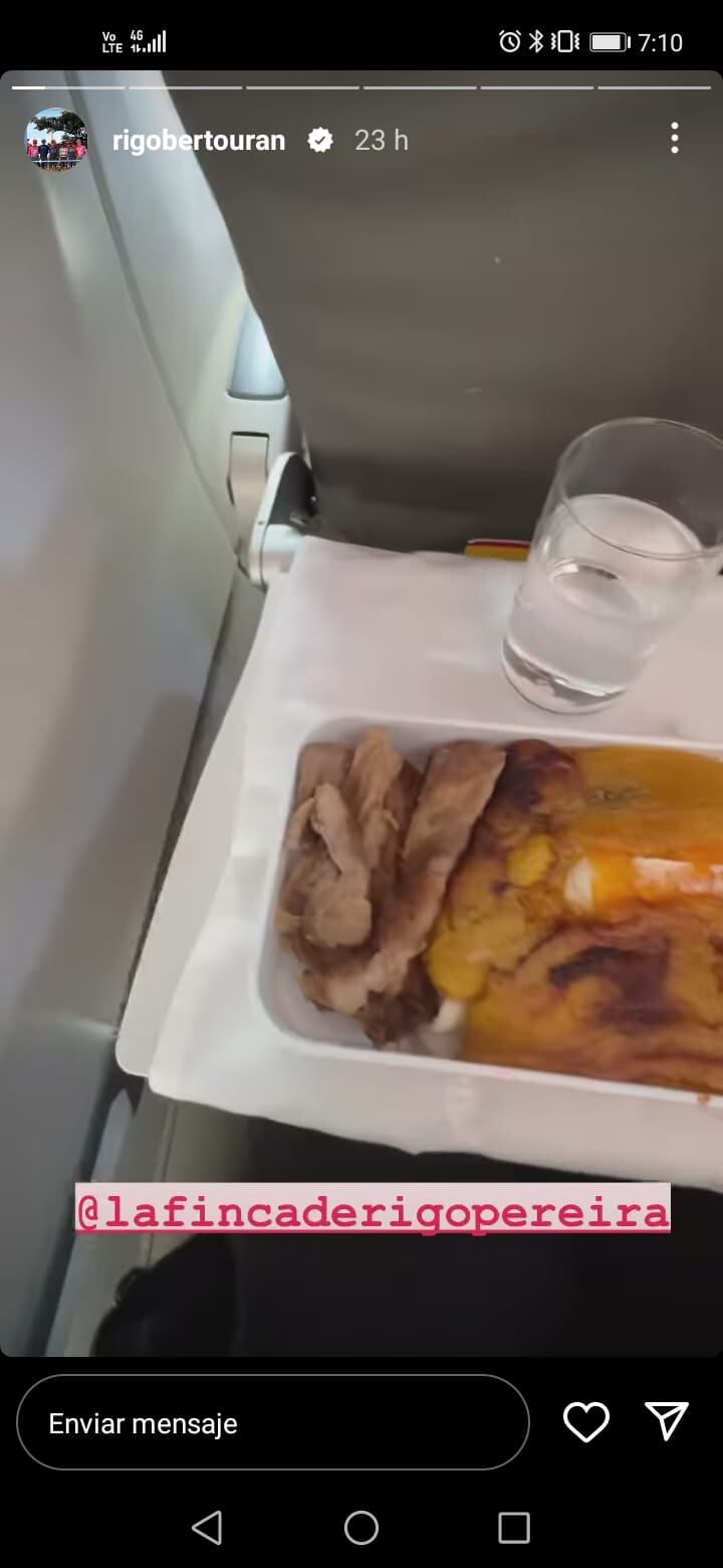 Urán sacó la coca del almuerzo en medio de su último viaje