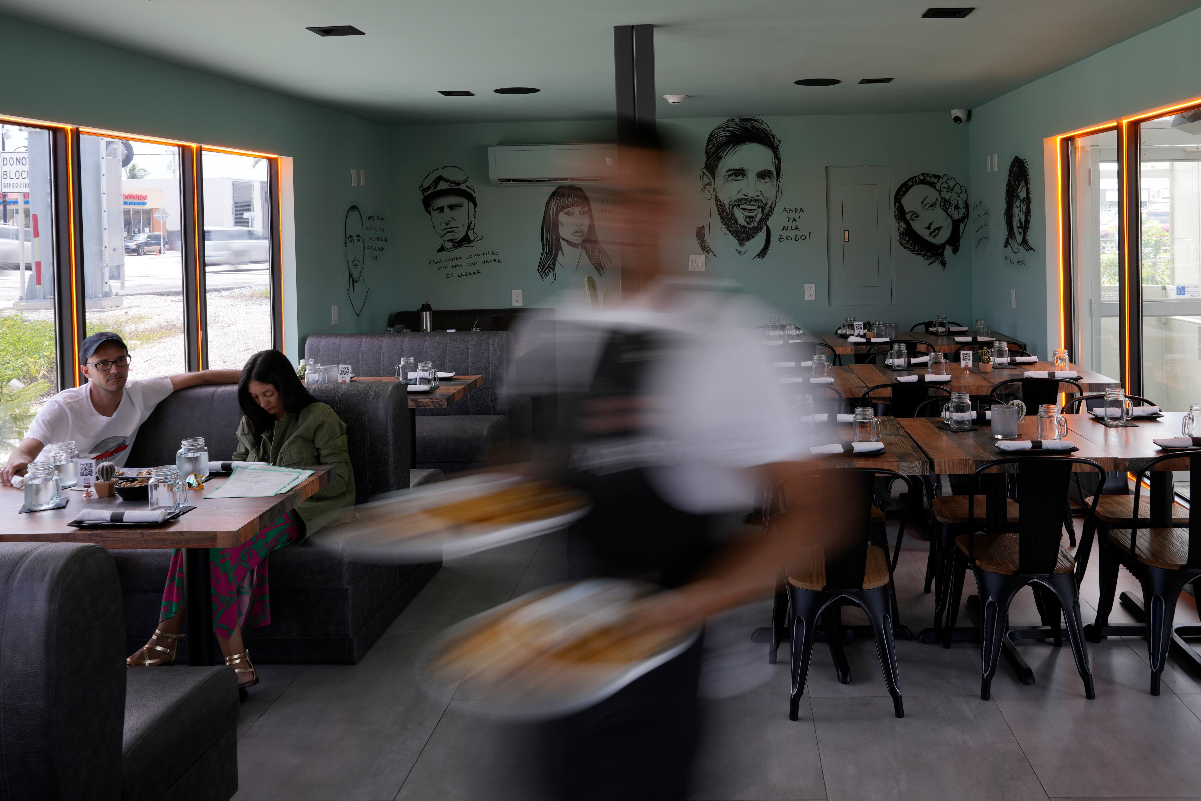 A donde voltees en Miami, hay un lugar o alguna cosa que te recuerda la llegada inminente del astro argentino.