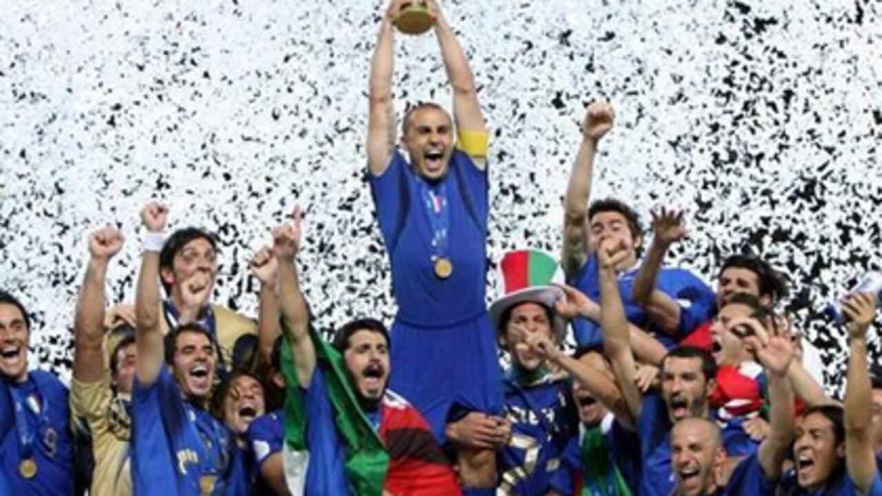 Fabio Cannavaro, en el momento que levanta la Copa Mundial en Alemania, exáctamente el 9 de julio de 2006.