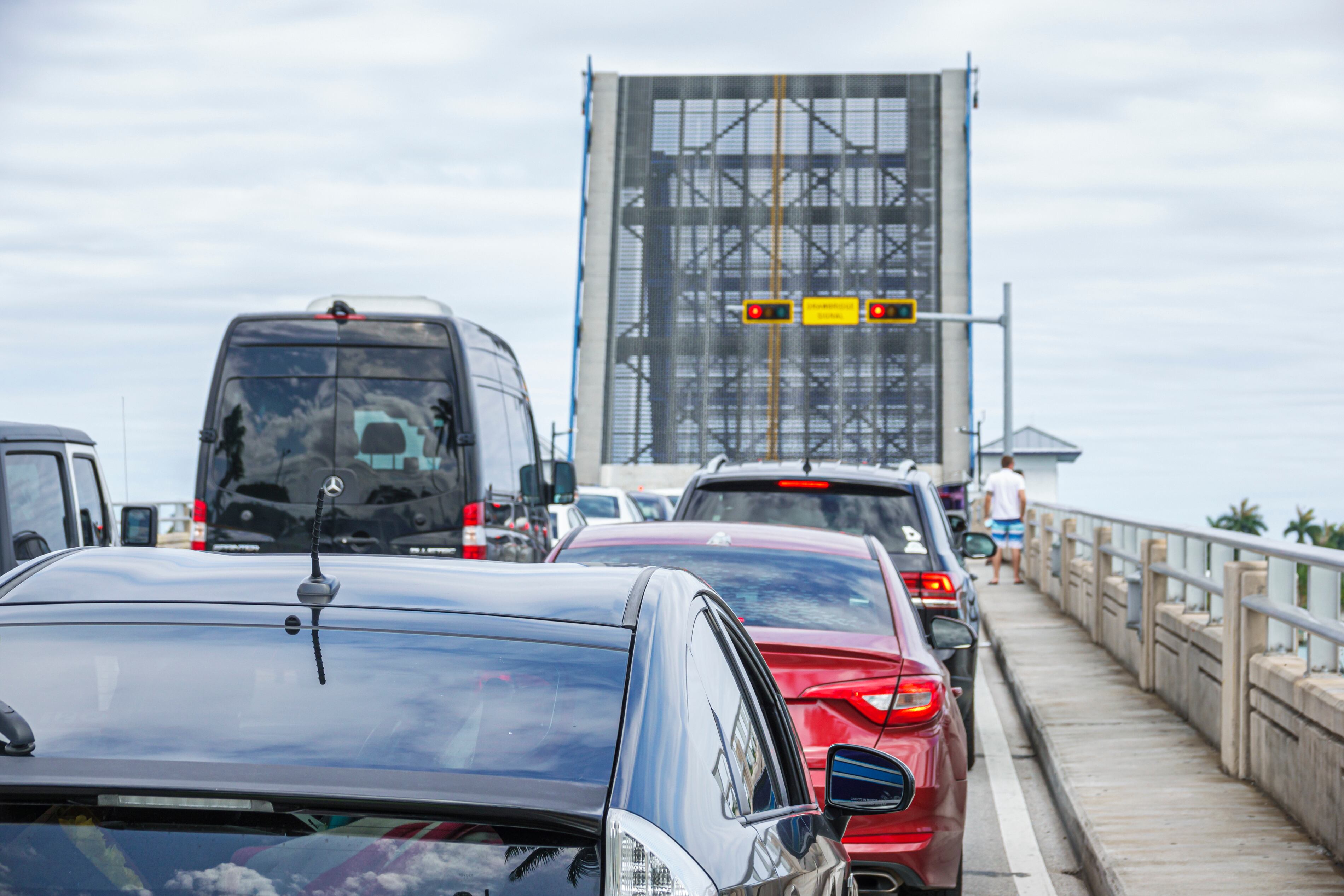 Florida, Miami Beach, Puente de la Bahía de Biscayne, puente levadizo levantado con tráfico detenido.