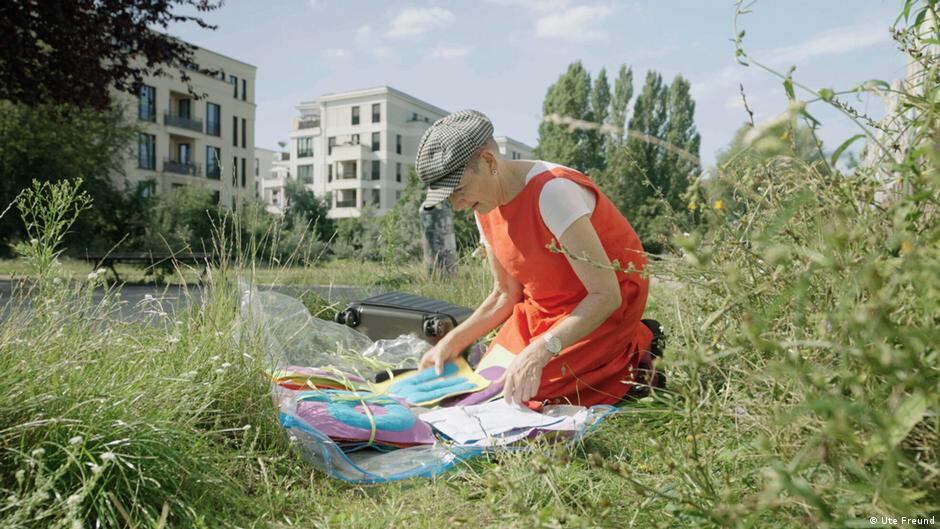 Ella Dreyfus durante los preparativos de sus instalaciones artísticas en fieltro.
