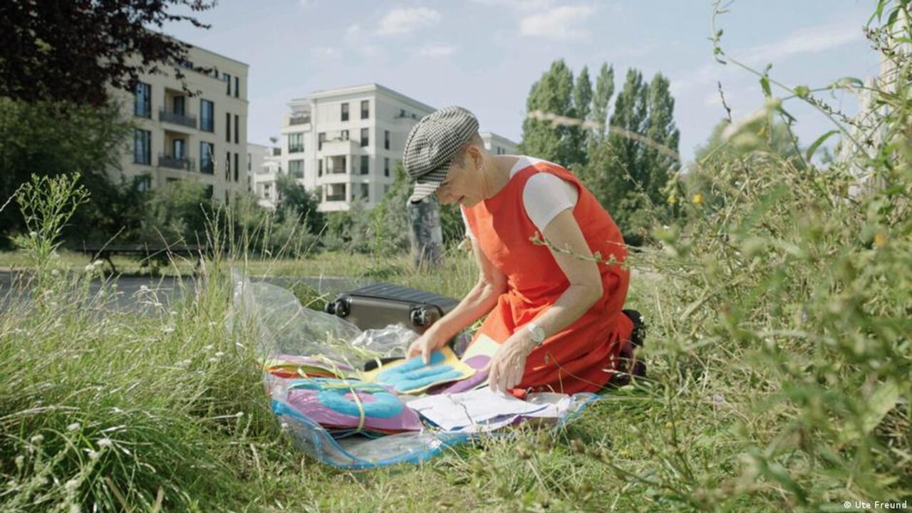 Ella Dreyfus durante los preparativos de sus instalaciones artísticas en fieltro.