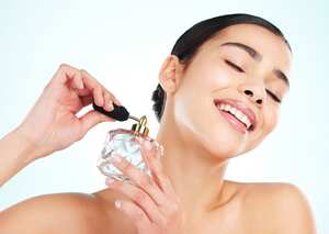 Los perfumes de lujo suelen utilizar ingredientes naturales raros y costosos.