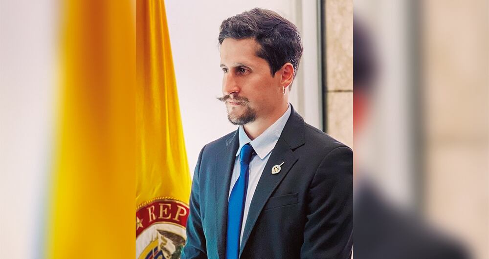  El cónsul de Colombia en Santiago de Chile, Sebastián Guanumen, habría logrado tener un gran control de la embajada.