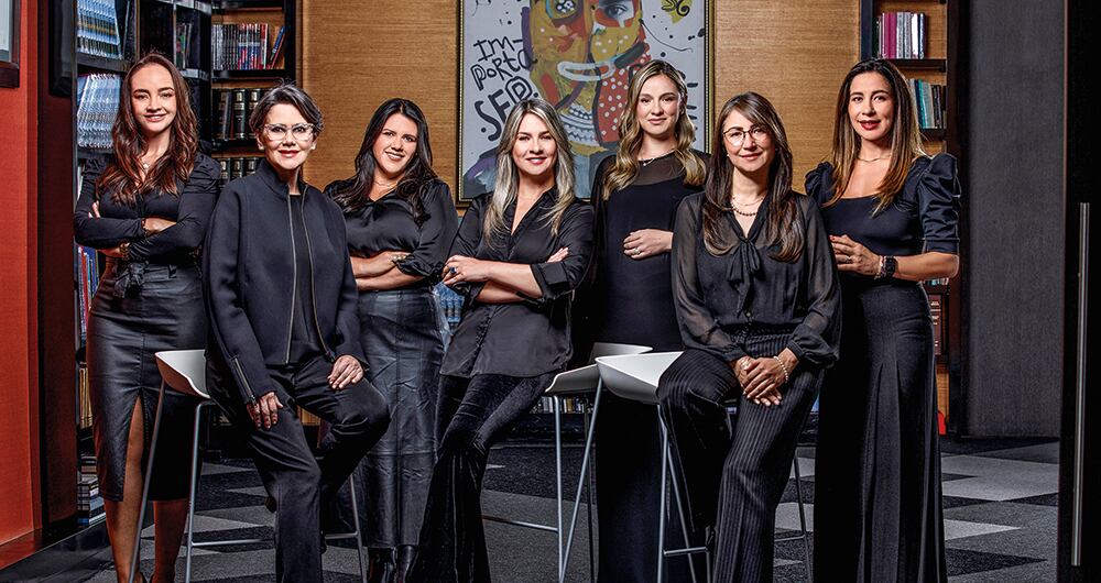  Las mujeres ocupan el 90 por ciento de los cargos directivos en SEMANA. De izquierda a derecha, Julia Prado, gerente jurídica; Sandra Suárez, CEO-gerente general; Natalia Grisales, gerente de tecnología; Vicky Dávila, directora editorial; María Claudia Naranjo, presidenta de la junta directiva; Carol Ramírez, gerente administrativa y de comunicación corporativa, y Natalia Angarita, gerente comercial. 