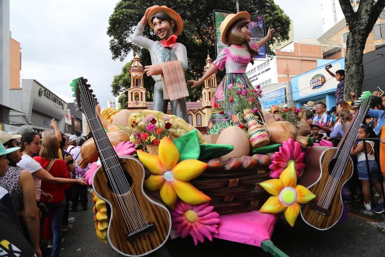 Desfile de carrozas y comparsas en Bucaramanga.