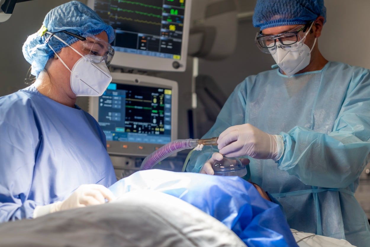 La realización de chequeos y consultas rutinarias para descartar enfermedades crónicas, y reanudar cirugías son imperativos en la presente crisis sanitaria.