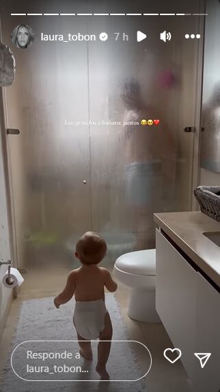 Lucca aprovecha para tomar un baño con su padre. Foto: Instagram @laura_tobon.