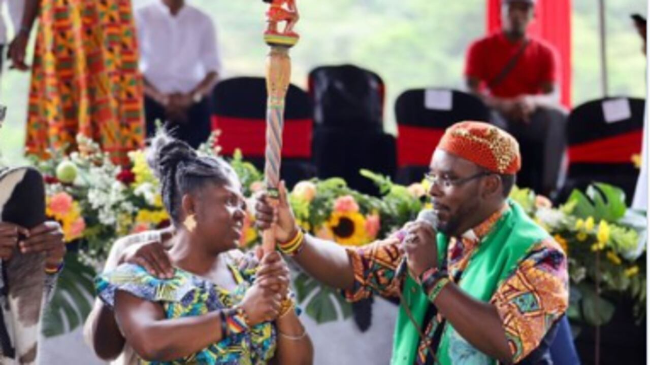 Además de resaltar a su ancestraidad, cantó y bailó ante los miles de asistentes.