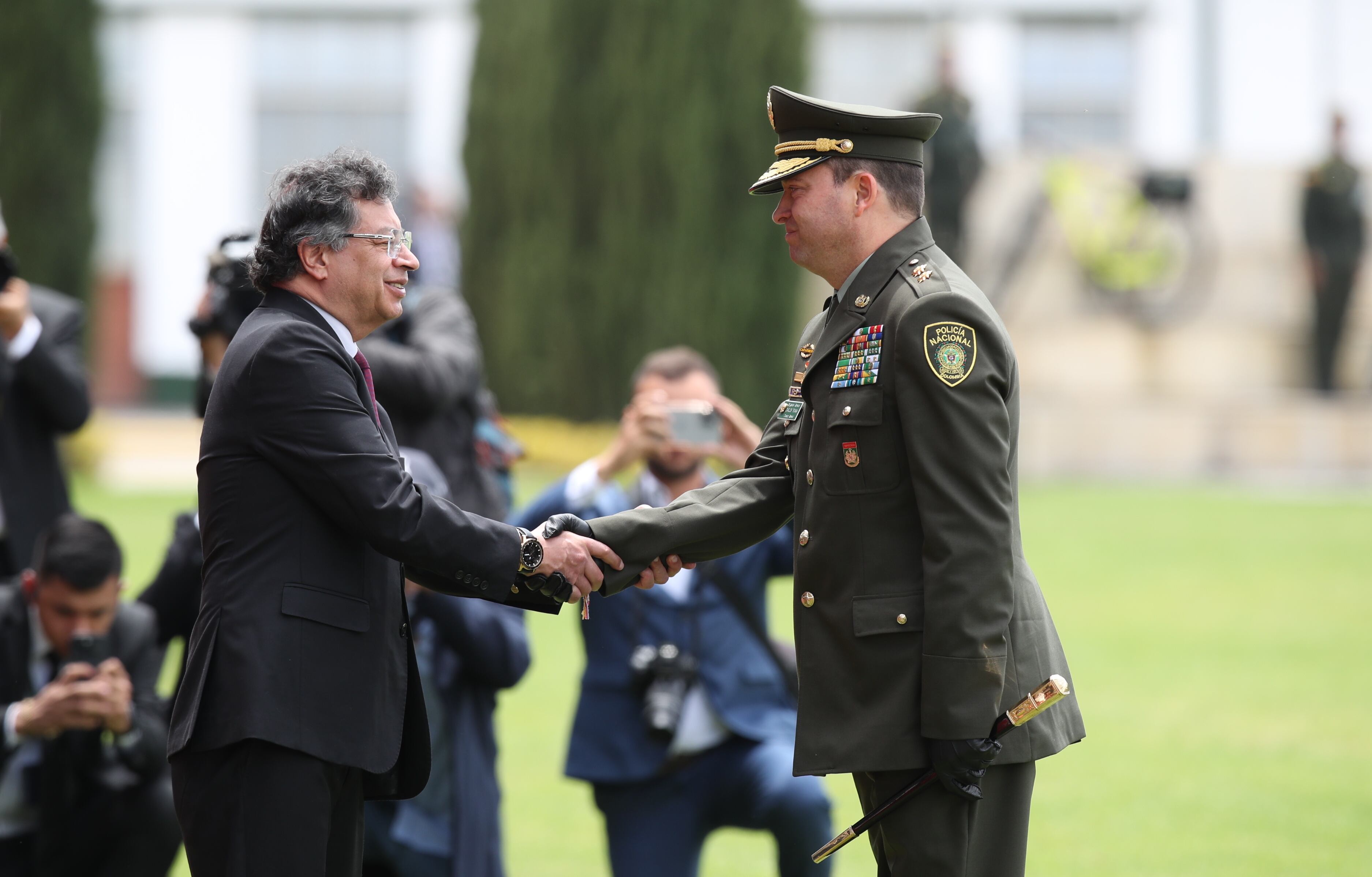 Presidente Gustavo Petro en la ceremonia de presentación del nuevo Director General de la Policía Nacional, Brigadier General Carlos Fernando Triana Beltrán, en compañía del Ministro de Defensa Nacional, Iván Velásquez