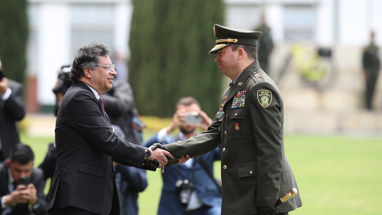 Presidente Gustavo Petro en la ceremonia de presentación del nuevo Director General de la Policía Nacional, Brigadier General Carlos Fernando Triana Beltrán, en compañía del Ministro de Defensa Nacional, Iván Velásquez