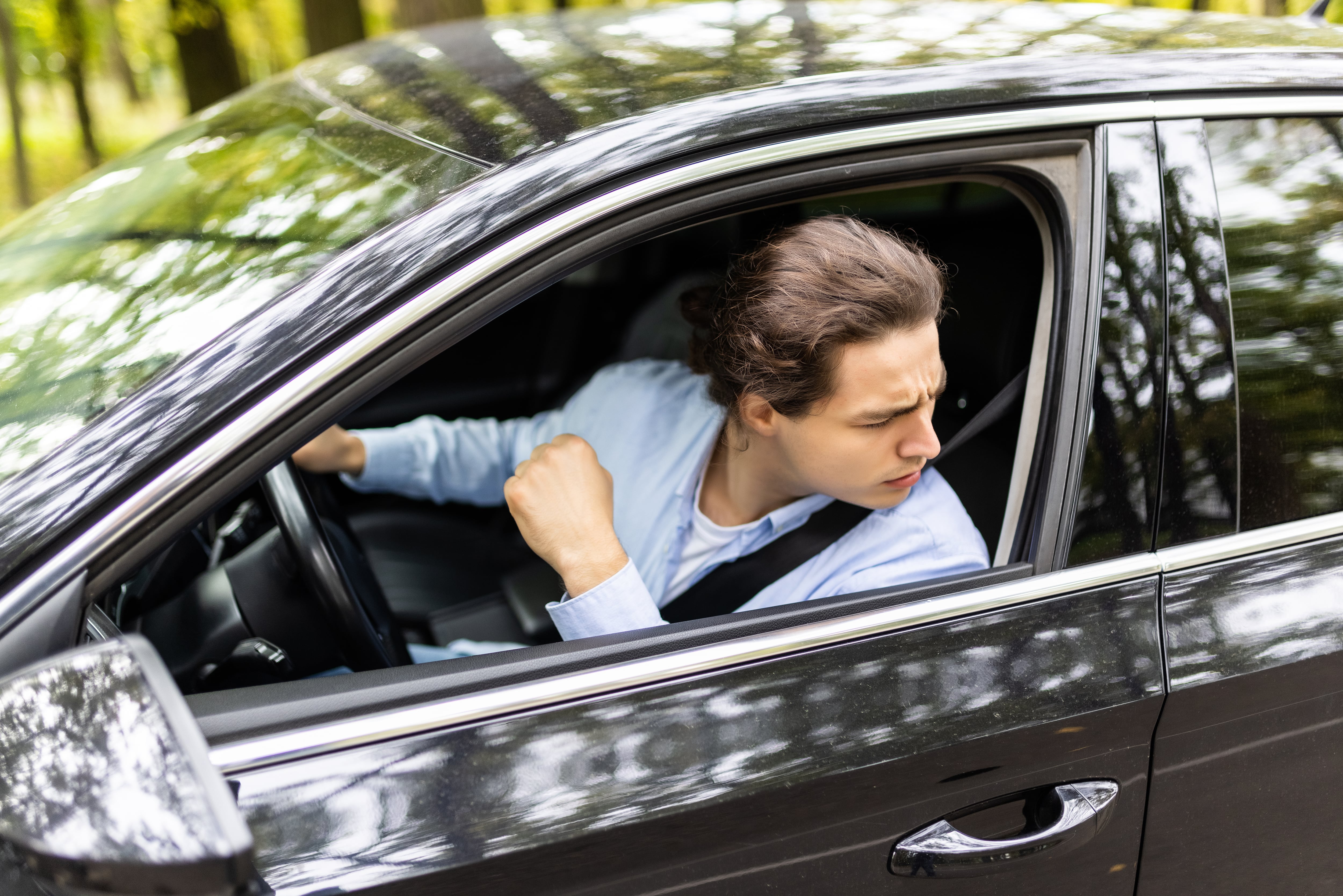 Parquear el carro en reversa.