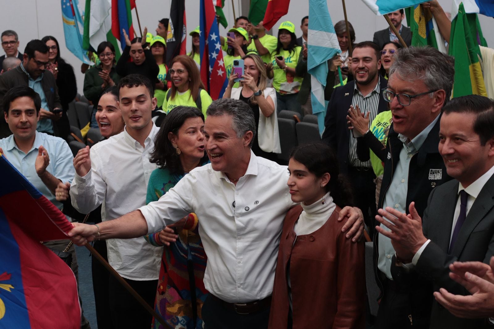 El ahora candidato entregó más de 1,5 millones de formas que respaldan su intención de llegar a la Casa de Nariño.