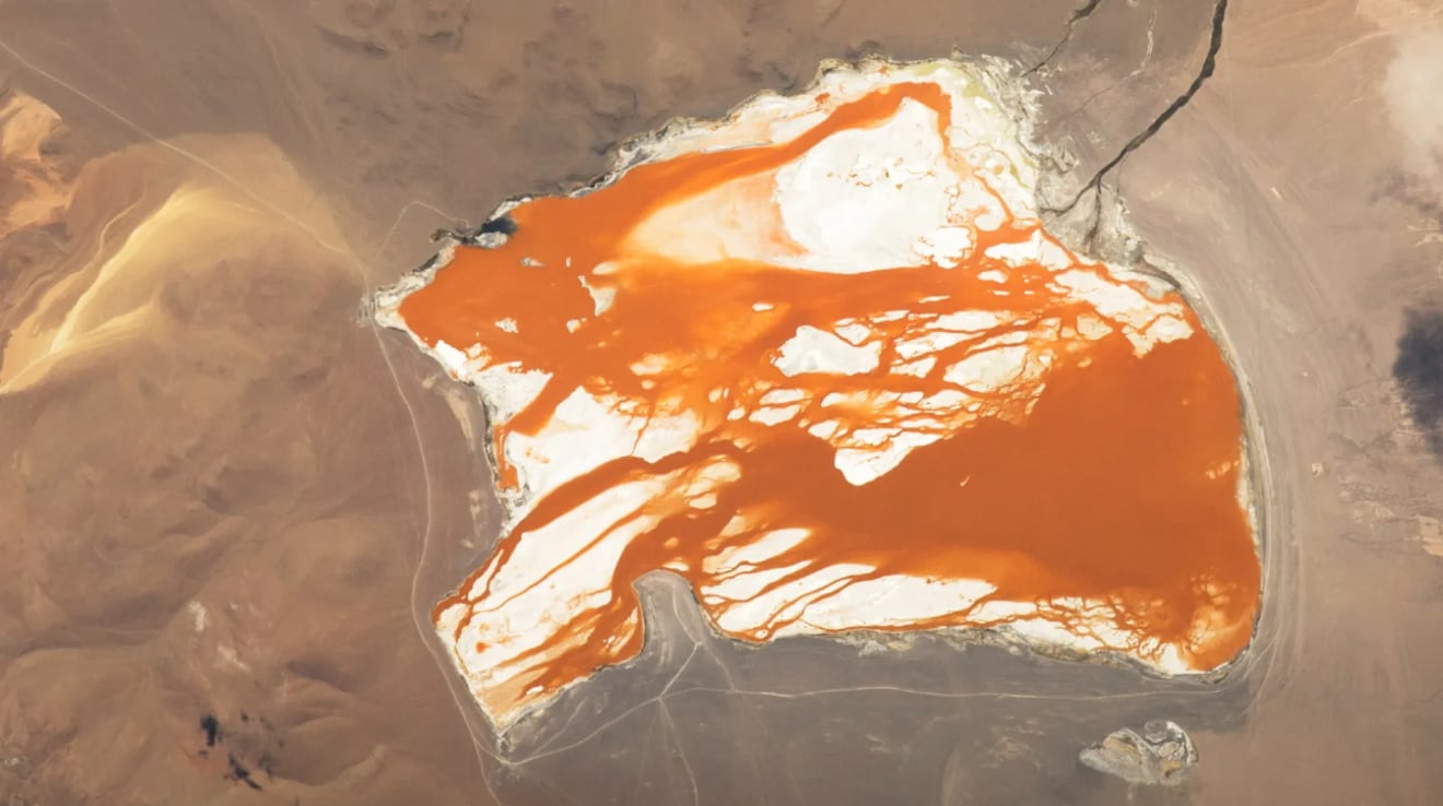 El intenso color de una laguna altiplánica despertó la curiosidad de observadores espaciales.