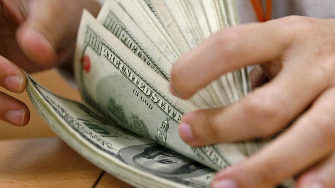 El dólar baja con fuerza en Colombia.