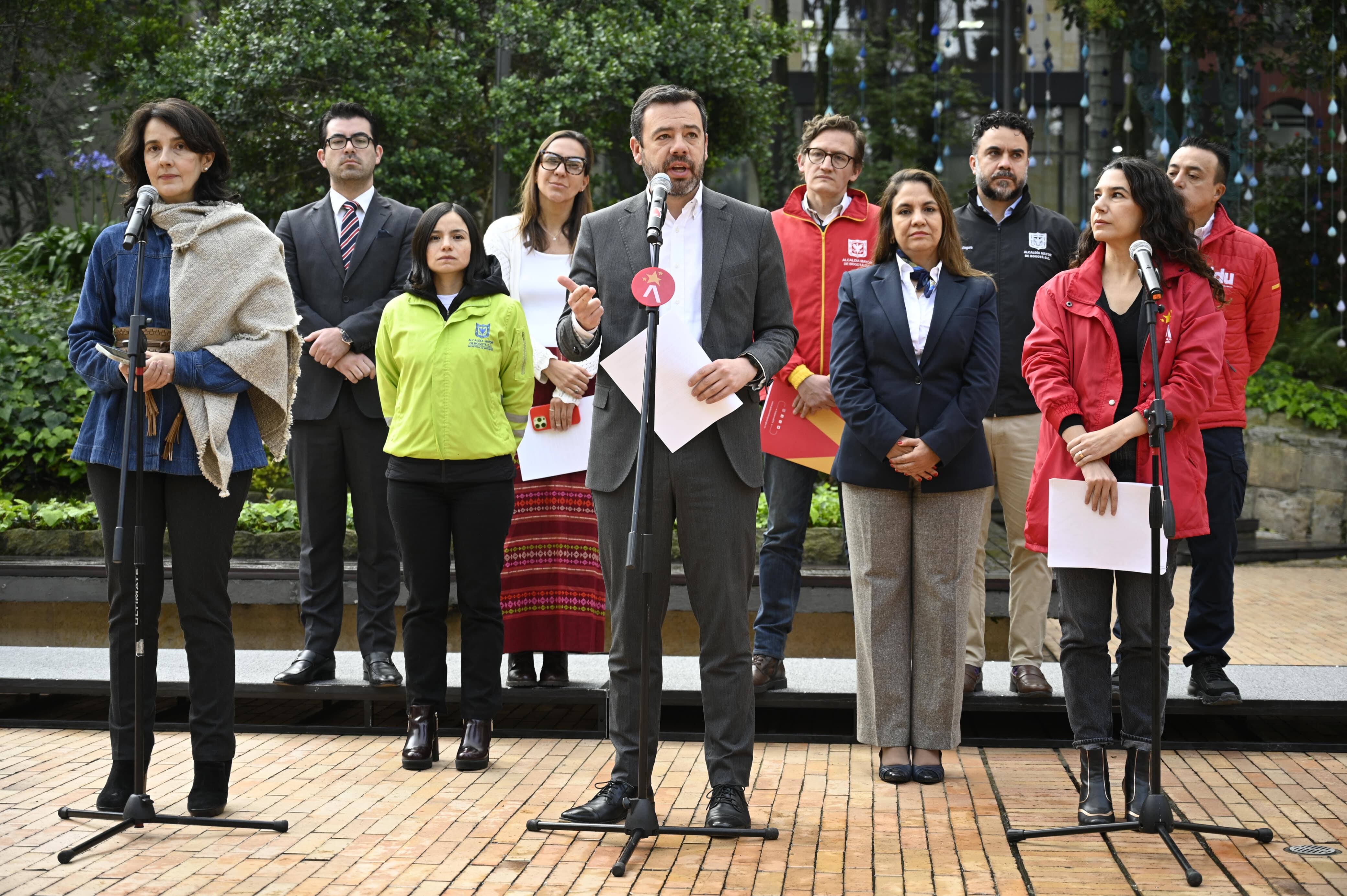 El alcalde de Bogotá, Carlos Fernando Galán, respondió en rueda de prensa al proyecto de resolución del Ministerio de Ambiente con el que se busca, según él, frenar el desarrollo de Bogotá.