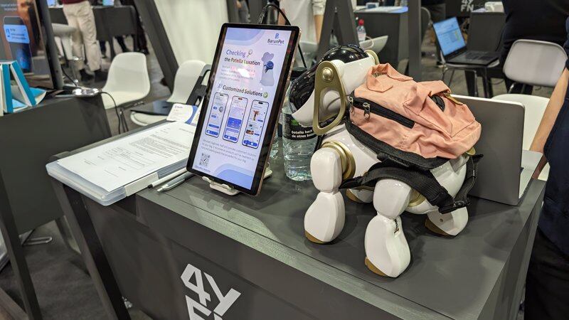 Dispositivo con forma de minimochila en un arnés.