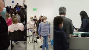 Asesora de una EPS trenza a su compañera.