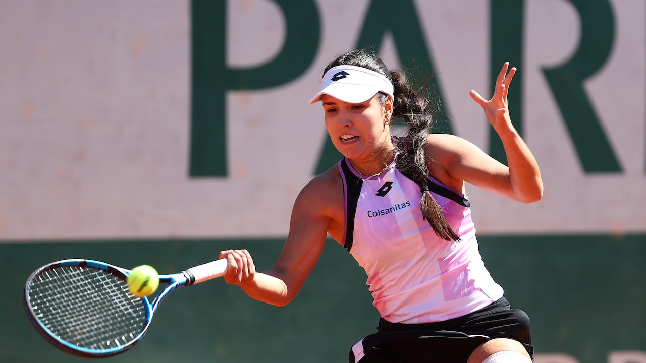 PARIS, FRANCE - MAY 31: Maria Camila Osorio Serrano of Columbia plays a forehand in their ladies singles first round match against Madison Brengle of The United States on day two of the 2021 French Open at Roland Garros on May 31, 2021 in Paris, France. (Photo by Julian Finney/Getty Images)