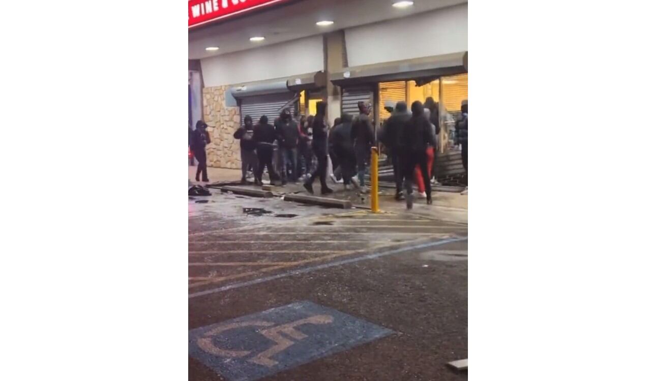 Varias personas saquearon tiendas en Filadelfia