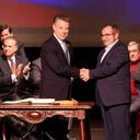 El entonces presidente Santos y Rodrigo Londoño, alias Timochenko, en la firma del acuerdo de paz, en el teatro Colón, de Bogotá.