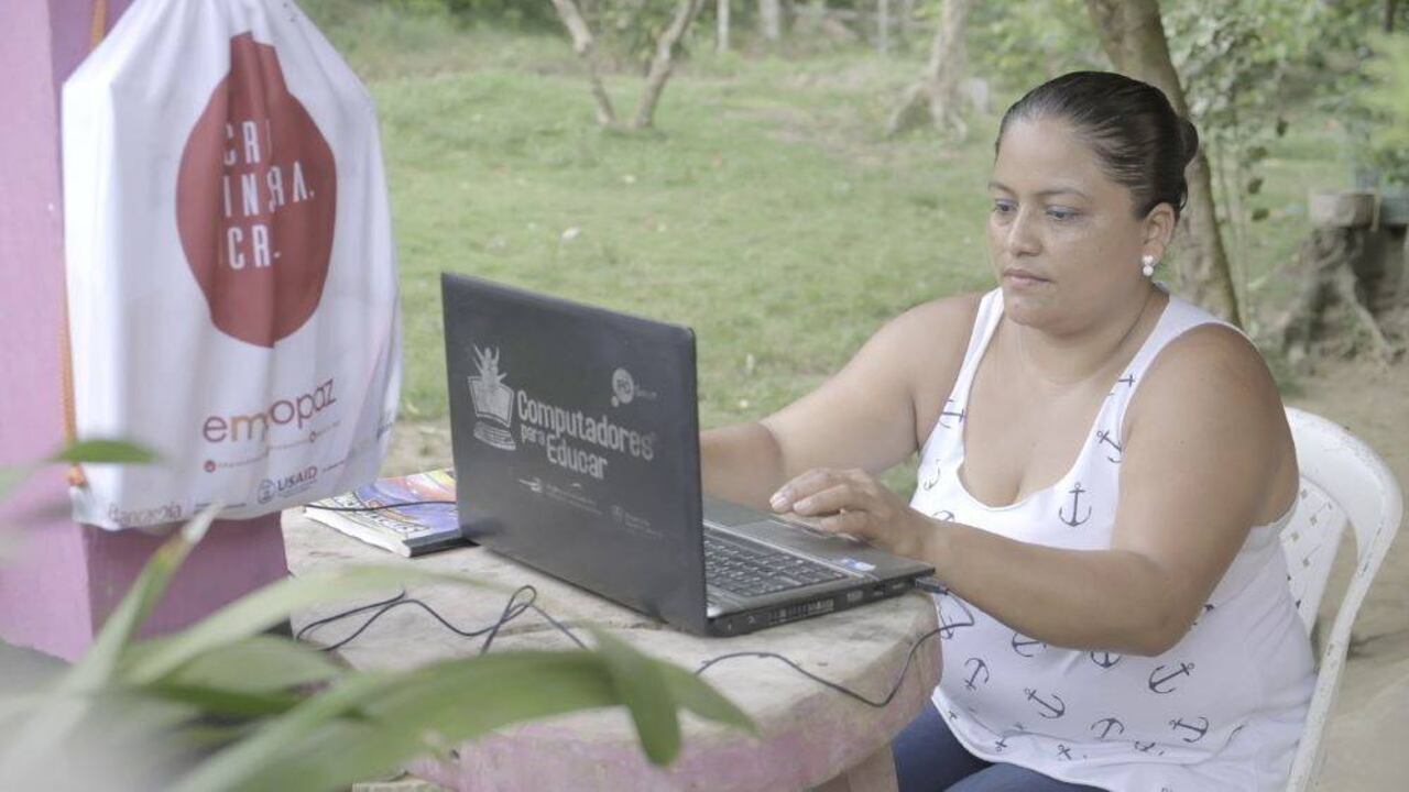 La emprendedora Ceneris Espitia logró llevar internet a su vereda.