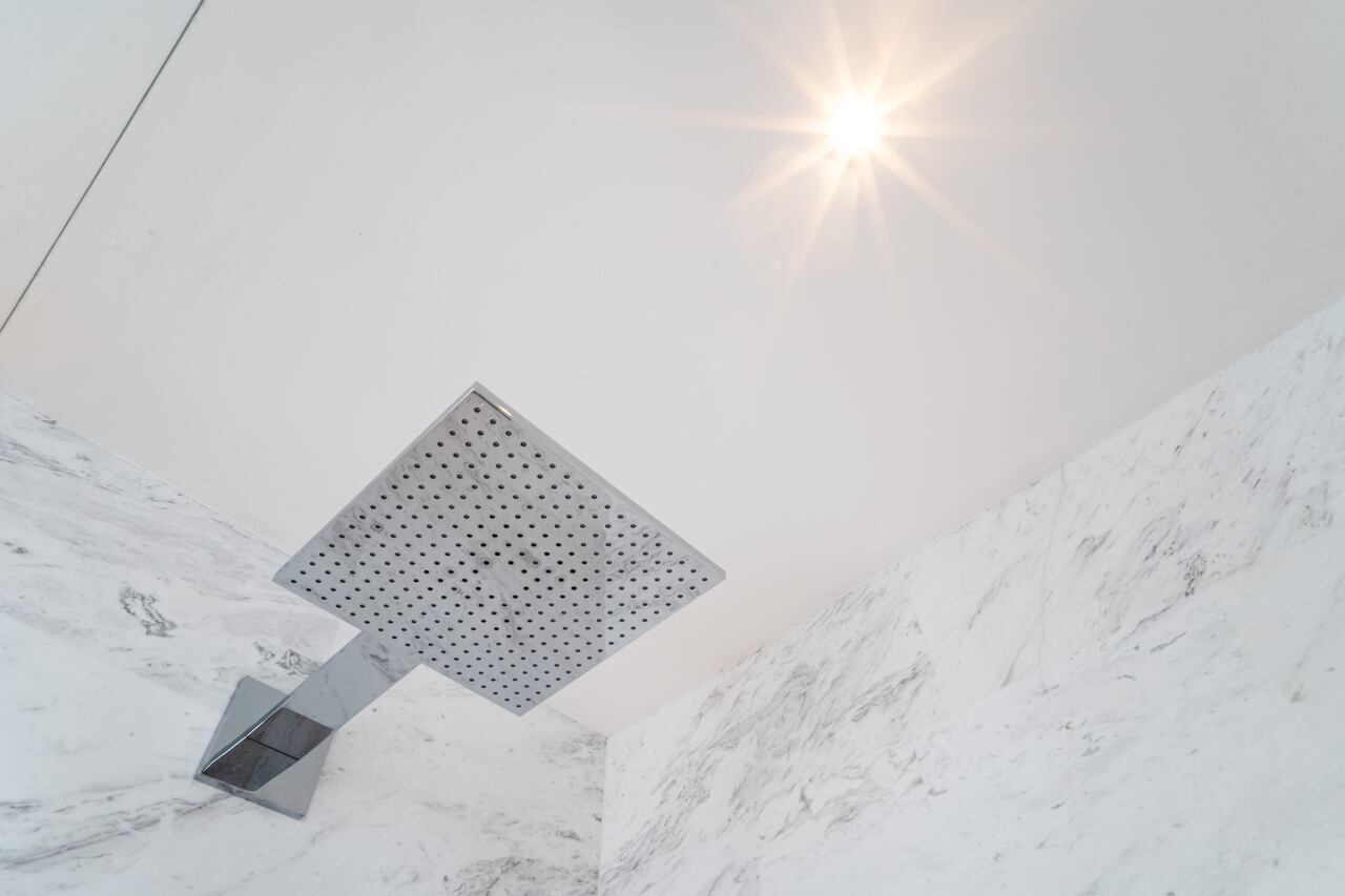 Truco infalible para eliminar el moho del techo de su baño