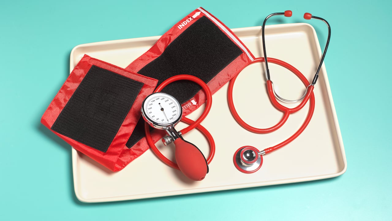 Fumar puede aumentar el riesgo de sufrir de hipertensión.