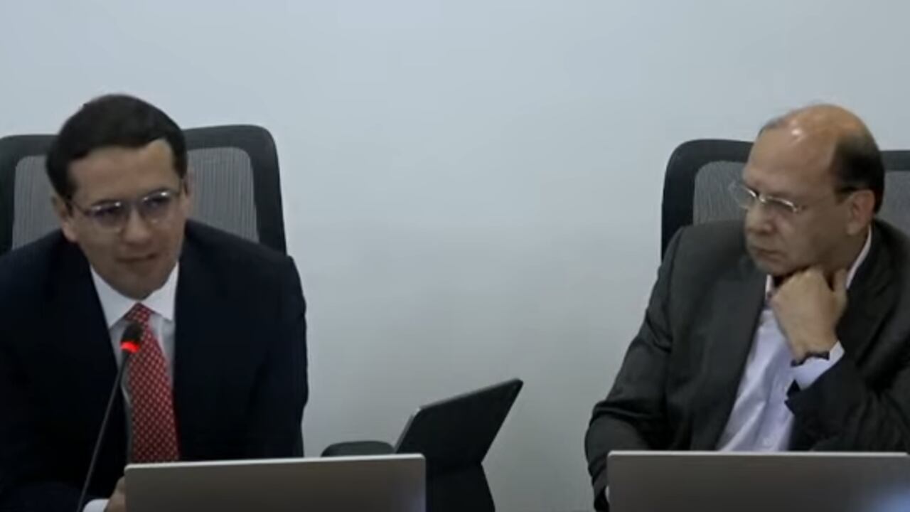 Ministro de Hacienda, Germán Ávila, en las Comisiones Económicas del Congreso de la República. Lo acompaña Wilmer Castellanos.