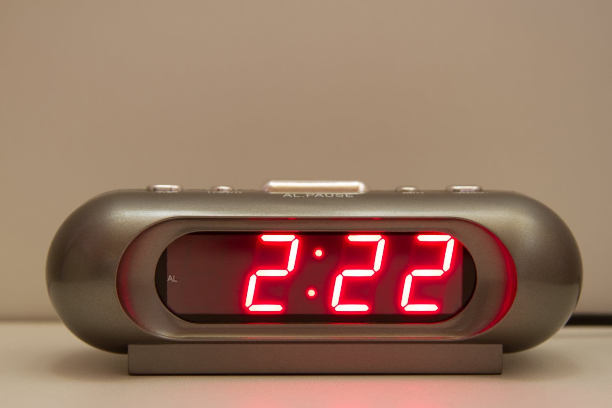 Se explora la conexión entre la numerología y el significado detrás de esta repetición temporal.