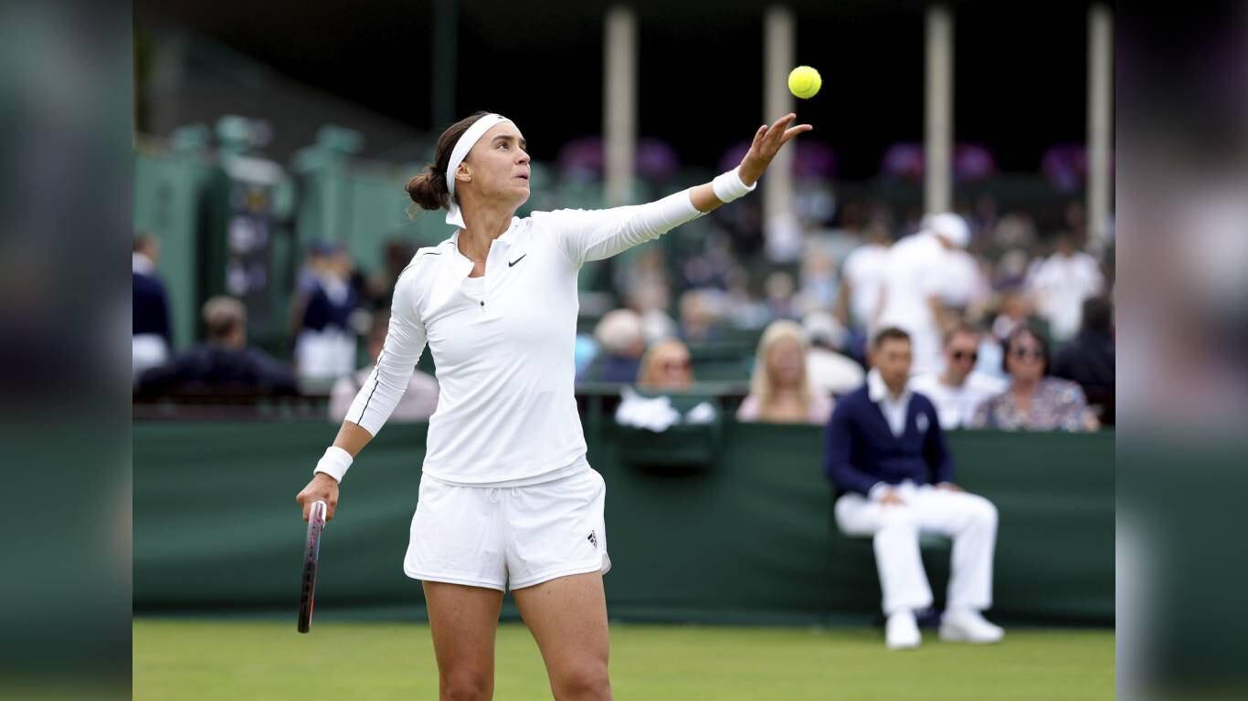 La ucraniana Anhelina Kalinina en acción contra la húngara Anna Bondar durante un partido de primera ronda de individuales femeninos en el primer día de los campeonatos de tenis de Wimbledon en Londres, el lunes 27 de junio de 2022. Foto: John Walton/AP.