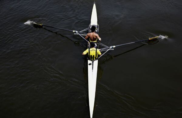 Hombres egipcios reman en un kayak a lo largo del río Nilo en El Cairo, Egipto. (AP)