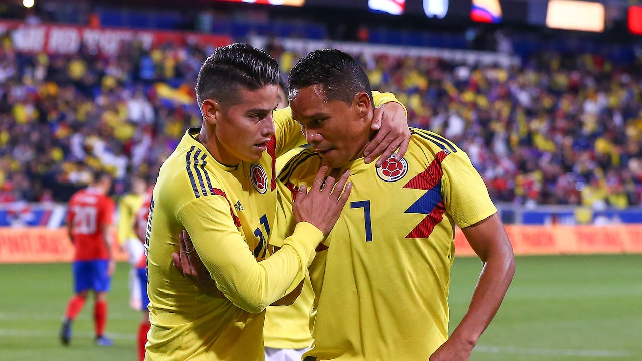 Carlos Bacca junto a James Rodríguez celebrando un gol frente a Costa Rica.