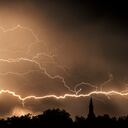 La formación de un rayo comienza con la electrificación de las nubes.