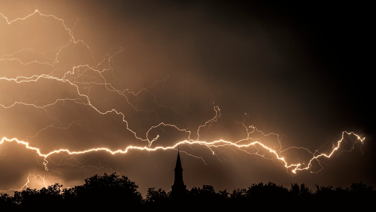 La formación de un rayo comienza con la electrificación de las nubes.