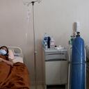 Un paciente con COVID-19 yace en una cama de hospital en el Hospital General Dr. Suyoto en Yakarta, Indonesia, país que sufre una ola devastadora de casos de coronavirus, alimentada por la variante delta virulenta que se detectó por primera vez en India. (Foto AP / Tatan Syuflana)