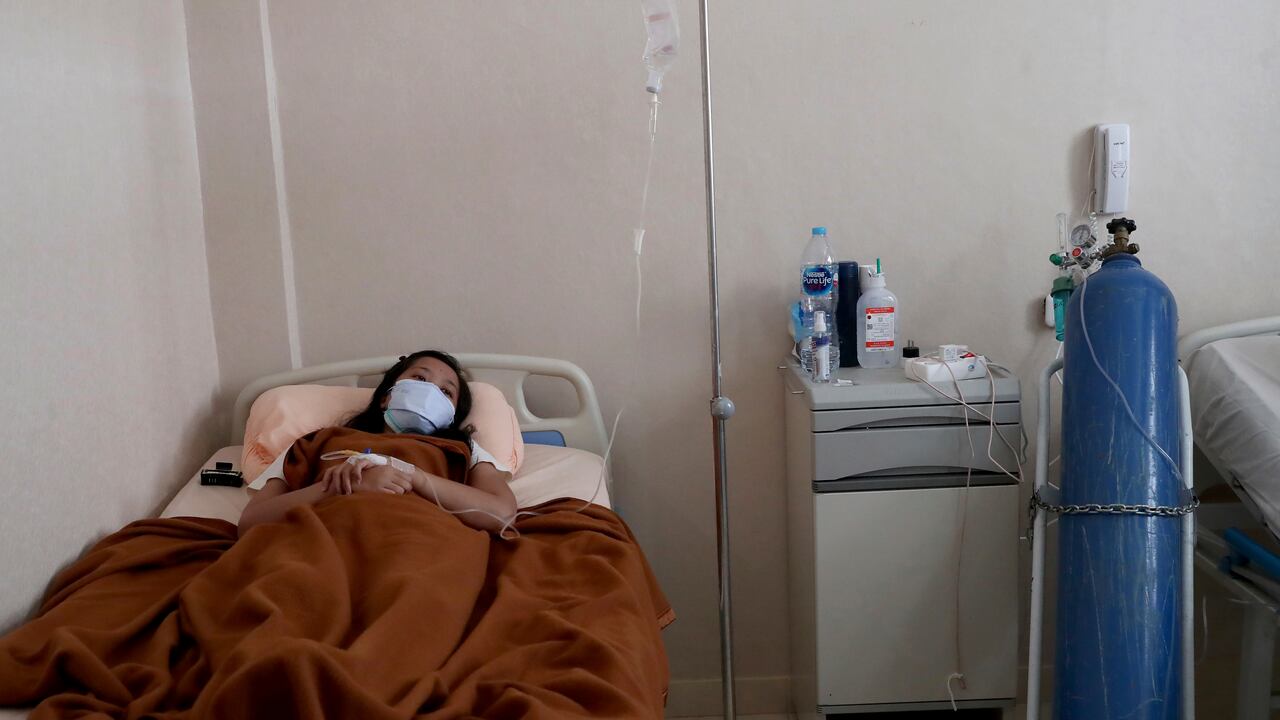 Un paciente con COVID-19 yace en una cama de hospital en el Hospital General Dr. Suyoto en Yakarta, Indonesia, país que sufre una ola devastadora de casos de coronavirus, alimentada por la variante delta virulenta que se detectó por primera vez en India. (Foto AP / Tatan Syuflana)