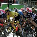 El líder Tadej Pogacar en el circuito final de los Campos Eliseos