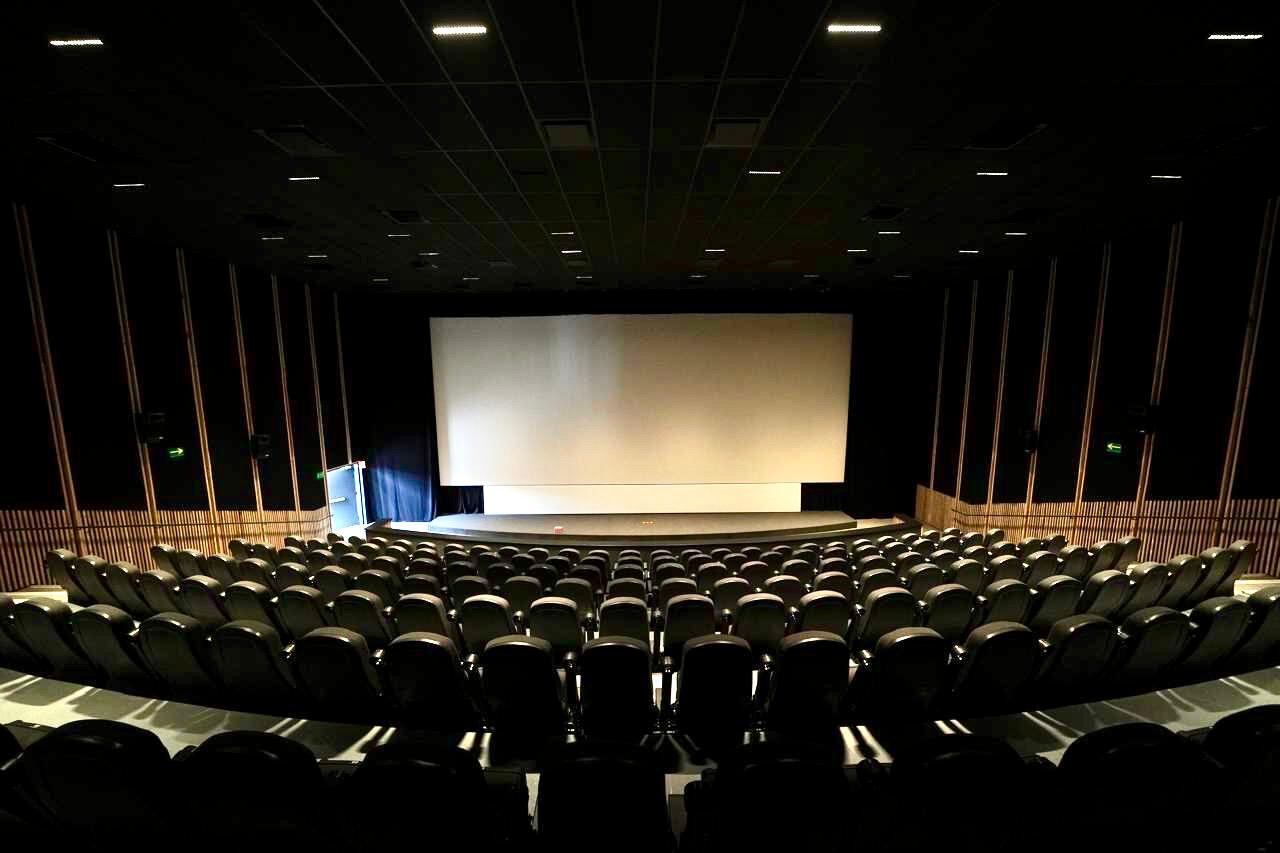 La inauguración de la Cineteca Nacional de Chapultepec marca un hito en el panorama cultural de la Ciudad de México, ofreciendo ocho salas de cine y un foro al aire libre, así como un mes de acceso gratuito a la comunidad.