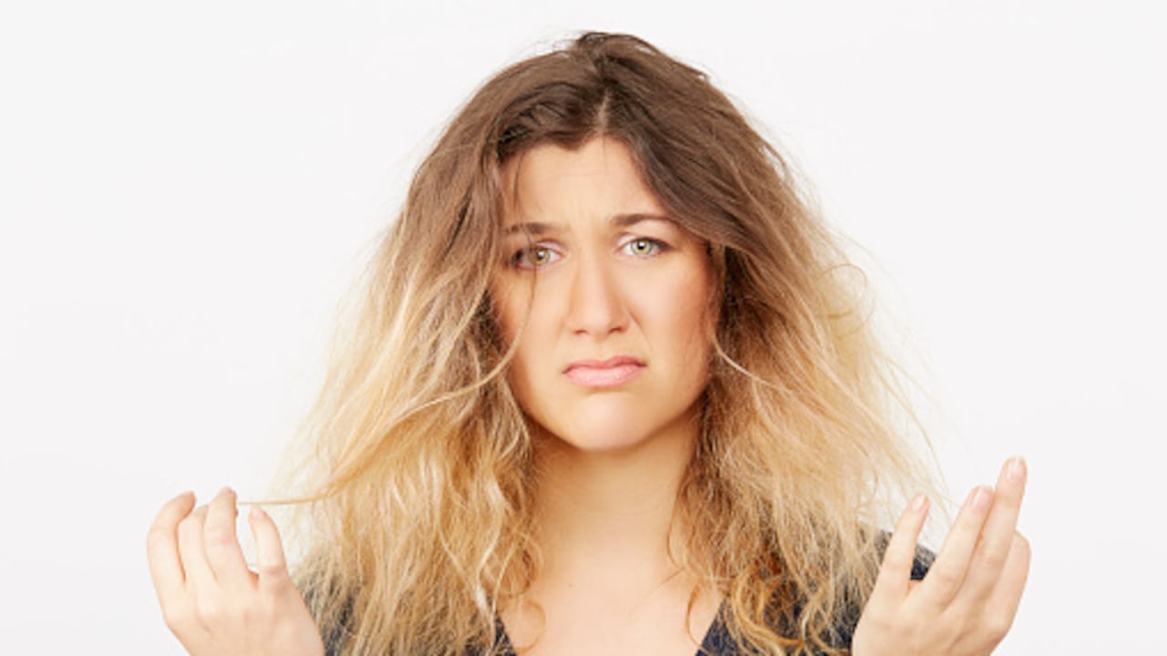 El cabello hace parte del cuero cabelludo que está formado por una fibra de queratina, que se constituye por la raíz y el tallo y se forma en un folículo de la dermis.