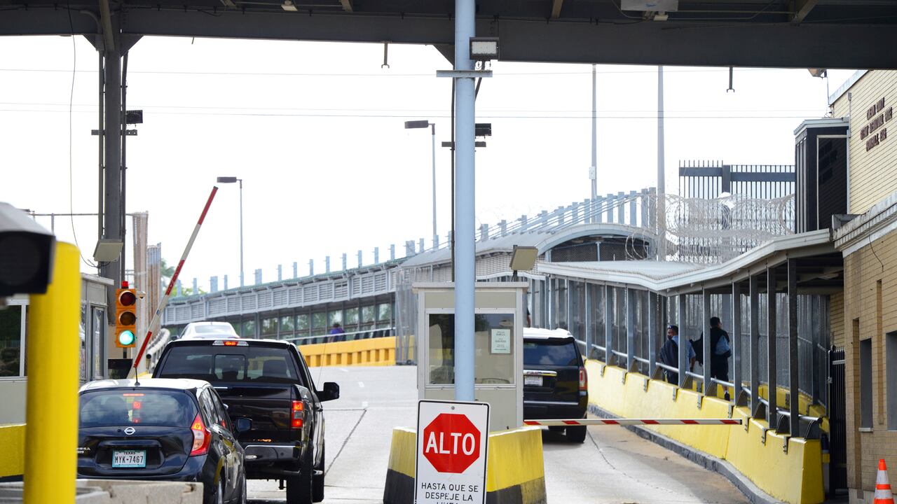 Las autoridades realizan controles en el puente Gateway International Bridge, en Brownsville, Texas, por donde cruzan los viajeros a Matamoros, Mexico, a donde la gente acude en busca de tratamientos médicos más económicos y origen de los contagios.
