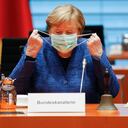 La canciller alemana, Angela Merkel, se quita la mascarilla cuando llega a la reunión semanal del gabinete del gobierno alemán en la cancillería en Berlín, Alemania, el miércoles 7 de octubre de 2020 Foto AP / Markus Schreiber, Pool
