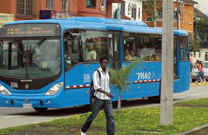 Una de las mayores dificultades que enfrenta el MIO es la falta de cultura ciudadana. Pese a que los buses padrones ya transitan por los corredores viales, muchos peatones arriesgan sus vidas invadiéndolos o atravesando las zonas verdes.