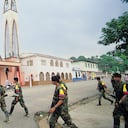 San Vicente del Caguan. Vigilancia guerrillera Iglesia.
Foto:Le—n Dario Pelaez. Feb 01