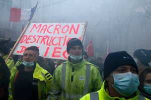 os manifestantes sostienen carteles que dicen "Macron destrucción de la industria de electricidad y gas", durante una manifestación en Lille, norte de Francia, el jueves 4 de febrero de 2021. Los sindicatos franceses convocaron huelgas y protestas en todo el país el jueves para exigir más ayuda gubernamental para los que luchan financieramente debido a la pandemia y más inversión en empleos del sector público. Estudiantes universitarios desempleados, artistas de teatro y trabajadores de restaurantes y personas enojadas por las restricciones del virus se encuentran entre los que se espera que se unan a las protestas en París, Marsella, Lille y otras ciudades. Foto: AP / Michel Spingler.