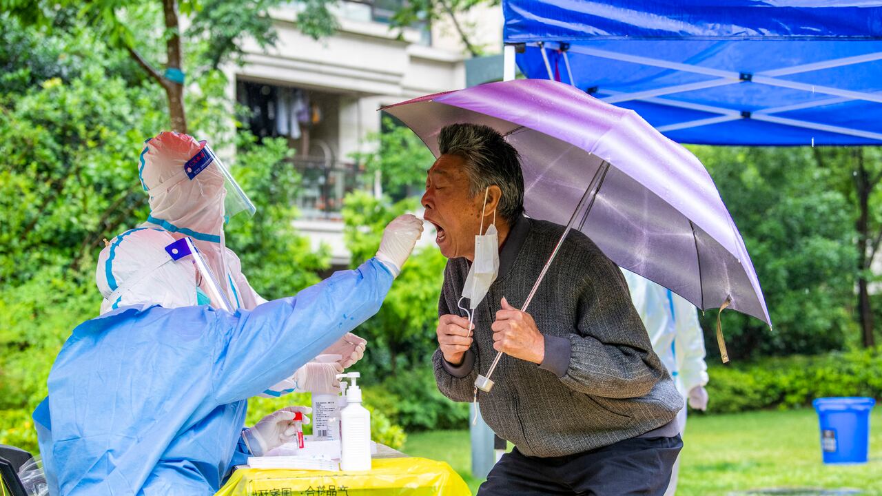 Los hisopos usados para los test anticovid se están convirtiendo en un problema sanitario