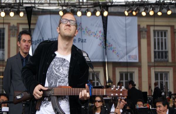 La ‘Escopetarra’ de Cesar López, símbolo de la reconciliación y la declaración de cambiar las armas por arte y una nueva forma de enfrentar las adversidades. Fotografía: Edwin Tamayo / SEMANA