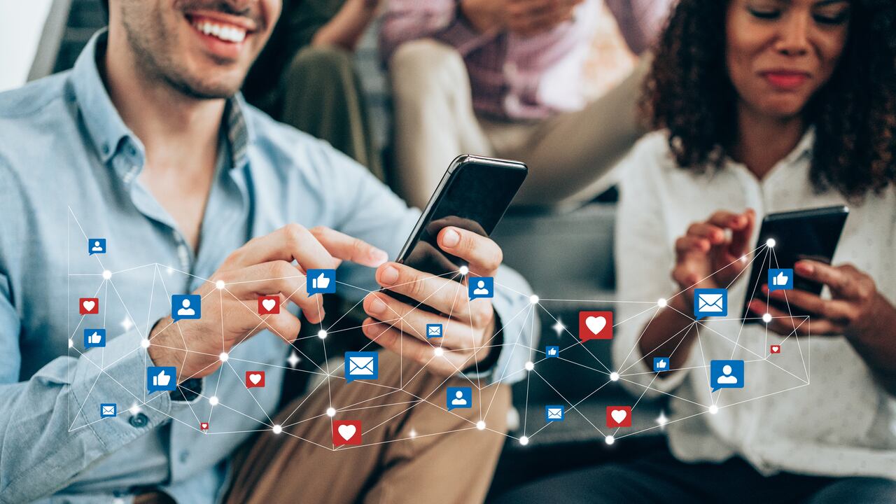 El número de ciudadanos que se conectan a internet y a las redes sociales creció el año pasado 4 millones comparado con la cifra registrada en 2019.