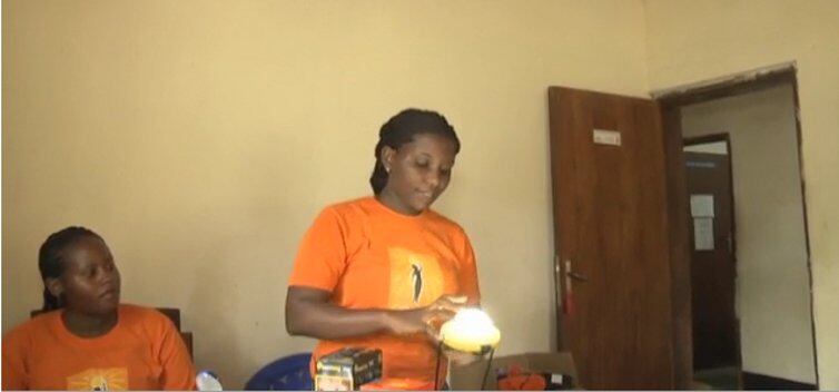 Para comprar queroseno la población debe gastar más de la mitad de sus ingresos. 